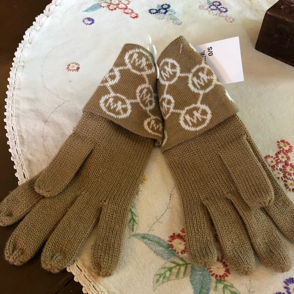Michael by Michael Kors Jet Set Logo Cuff Knitted Gloves. Camel Color. One Size